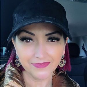 Meet your Posher, Mona